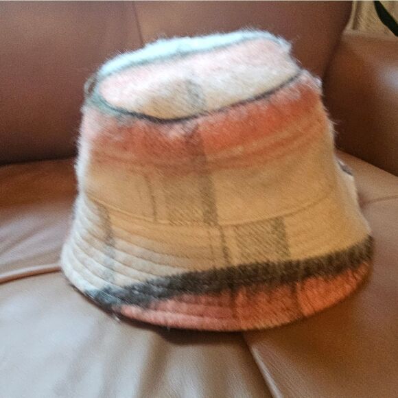 NWT Urban Outfitters winter bucket hat, peach ,off white and black - Picture 5 of 6